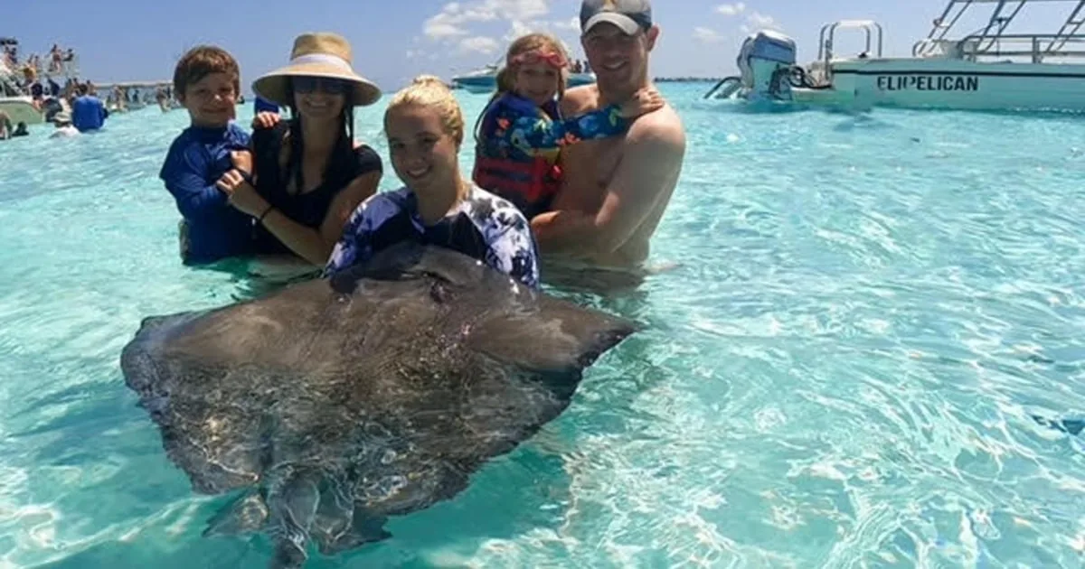 Grand Cayman: Catamaran Cruise with Stingray City & Snorkel
